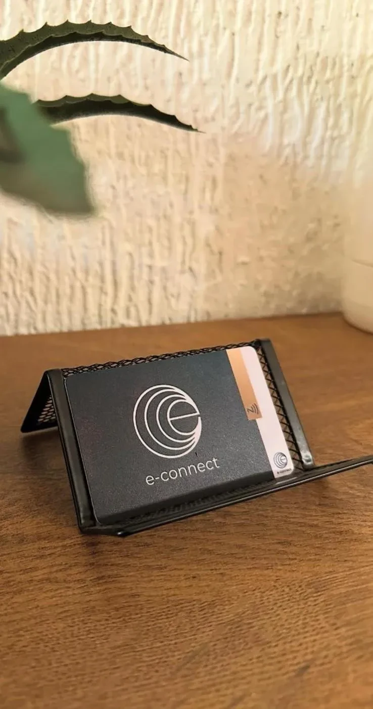Crno e-connect postolje na stolu
